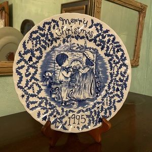 Royal Crownford "A Happy Holiday To You" 1995 Collectors Plate England.